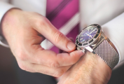 Cách sửa đồng hồ đeo tay chạy sai giờ đúng kỹ thuật