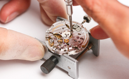 Cách Lau Dầu Đồng Hồ Cơ Đúng Chuẩn – Hướng Dẫn Chi Tiết Từ A-Z