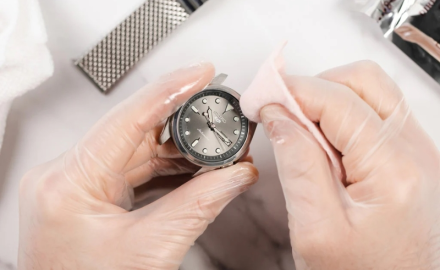 Mẹo Đánh Bóng Mặt Kính Đồng Hồ Giúp Đồng Hồ Sáng Như Mới