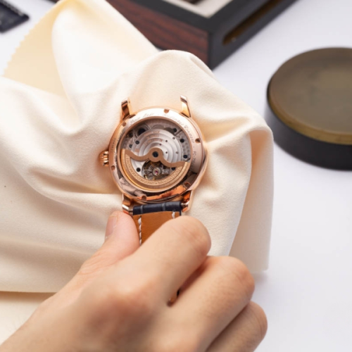 Cách Vệ Sinh Đồng Hồ Đeo Tay Đúng Cách Ai Cũng Có Thể Tự Làm