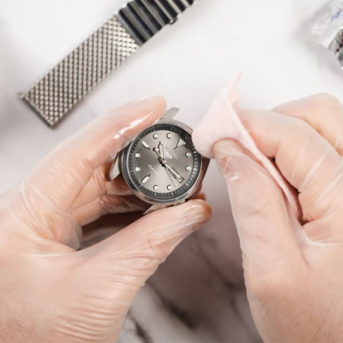 Mẹo Đánh Bóng Mặt Kính Đồng Hồ Giúp Đồng Hồ Sáng Như Mới