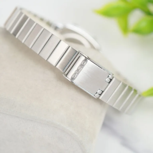 Đồng Hồ Casio 30.3 x 24.6 mm Nữ LA670WA-4DF