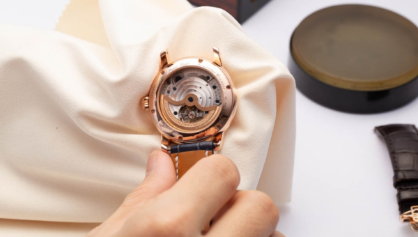 Cách Vệ Sinh Đồng Hồ Đeo Tay Đúng Cách Ai Cũng Có Thể Tự Làm