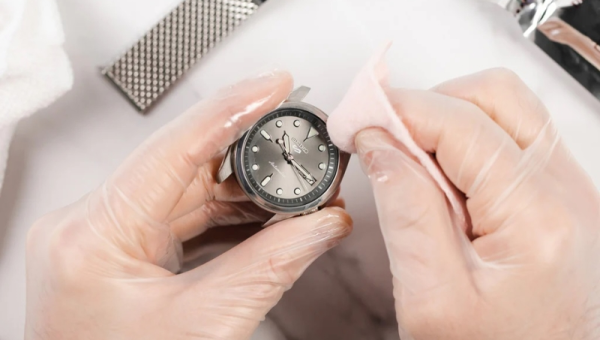 Mẹo Đánh Bóng Mặt Kính Đồng Hồ Giúp Đồng Hồ Sáng Như Mới