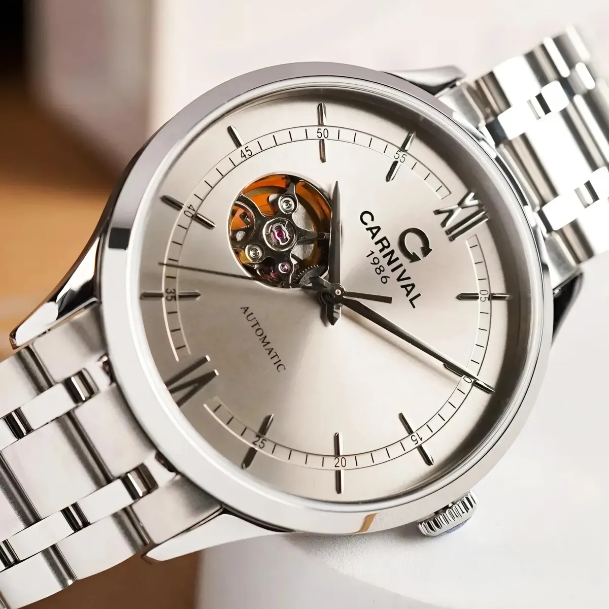 Bộ máy cơ automatic hoạt động mượt mà, lên cót tự động theo chuyển động cổ tay – không cần dùng pin.