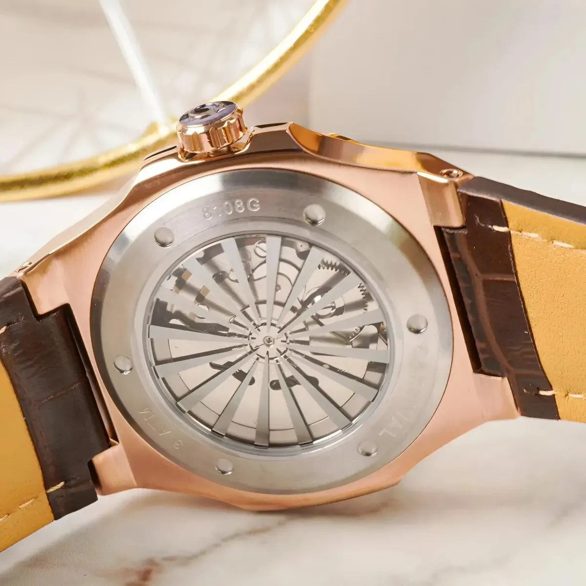 Thiết kế mặt sau lộ máy automatic – chuyển động mượt mà,