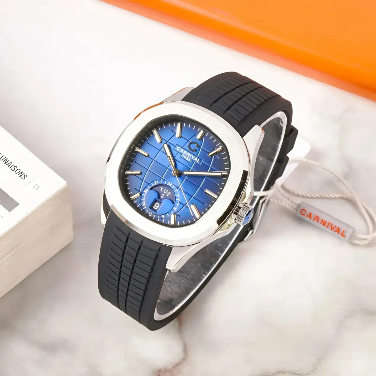  Đồng hồ Carnival 8113G-VT-DCS-X với mặt số xanh nổi bật và dây cao su đen thể thao, tôn lên vẻ mạnh mẽ cho phái mạnh.
