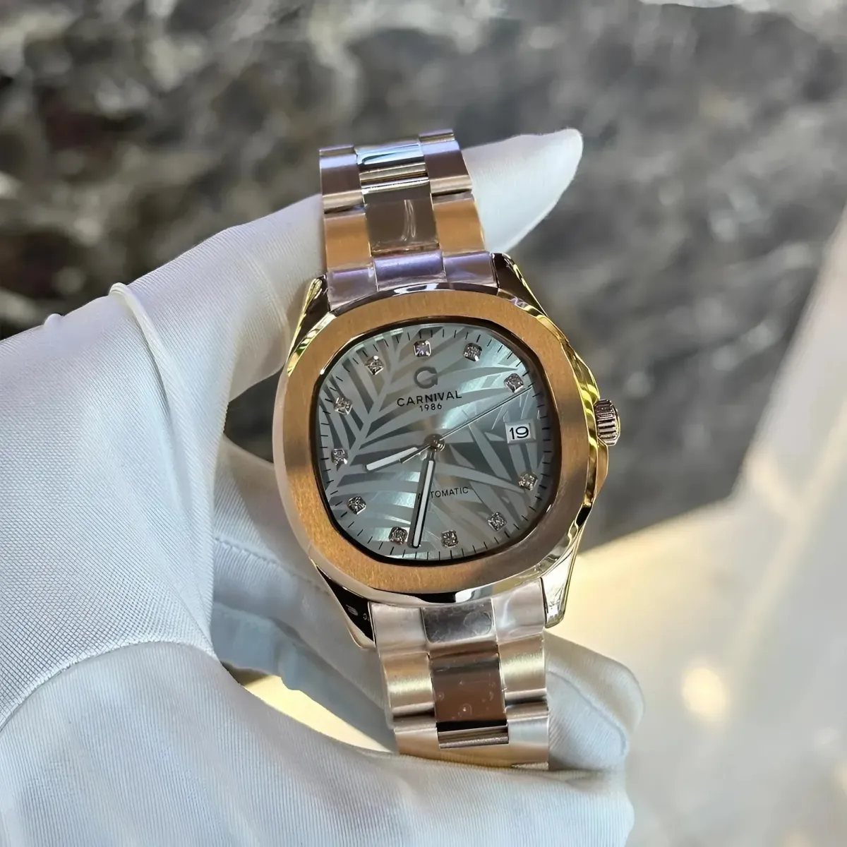 Carnival Nam 8115G-VH-N – hòa quyện giữa nghệ thuật thiết kế và cơ khí tự động, đậm chất quý ông hiện đại.