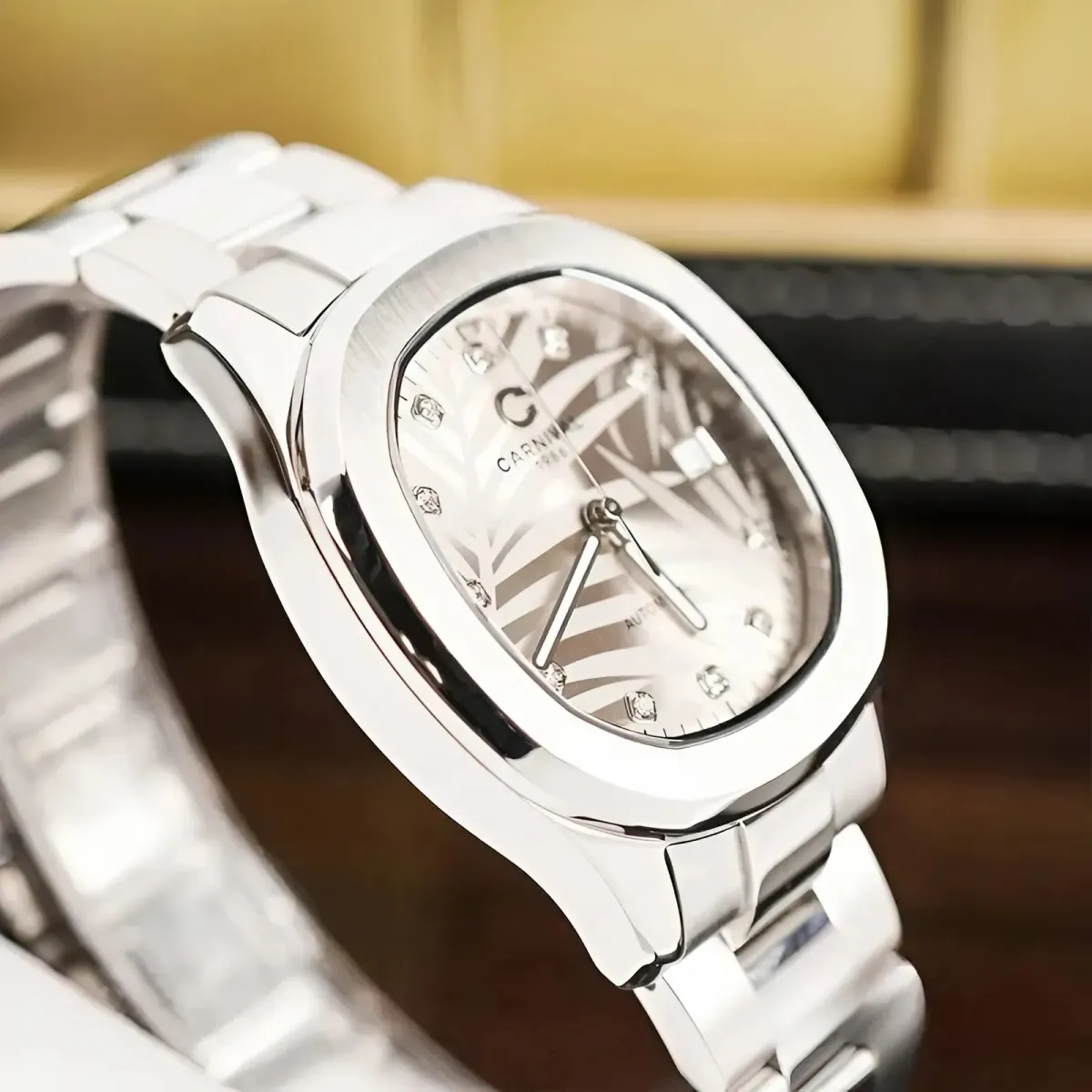 Thiết kế lộ cơ nổi bật và dây thép tinh xảo.”